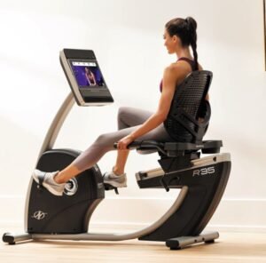 Dviratis Treniruoklis NORDICTRACK R35, pilnas vaizdas sportuojant